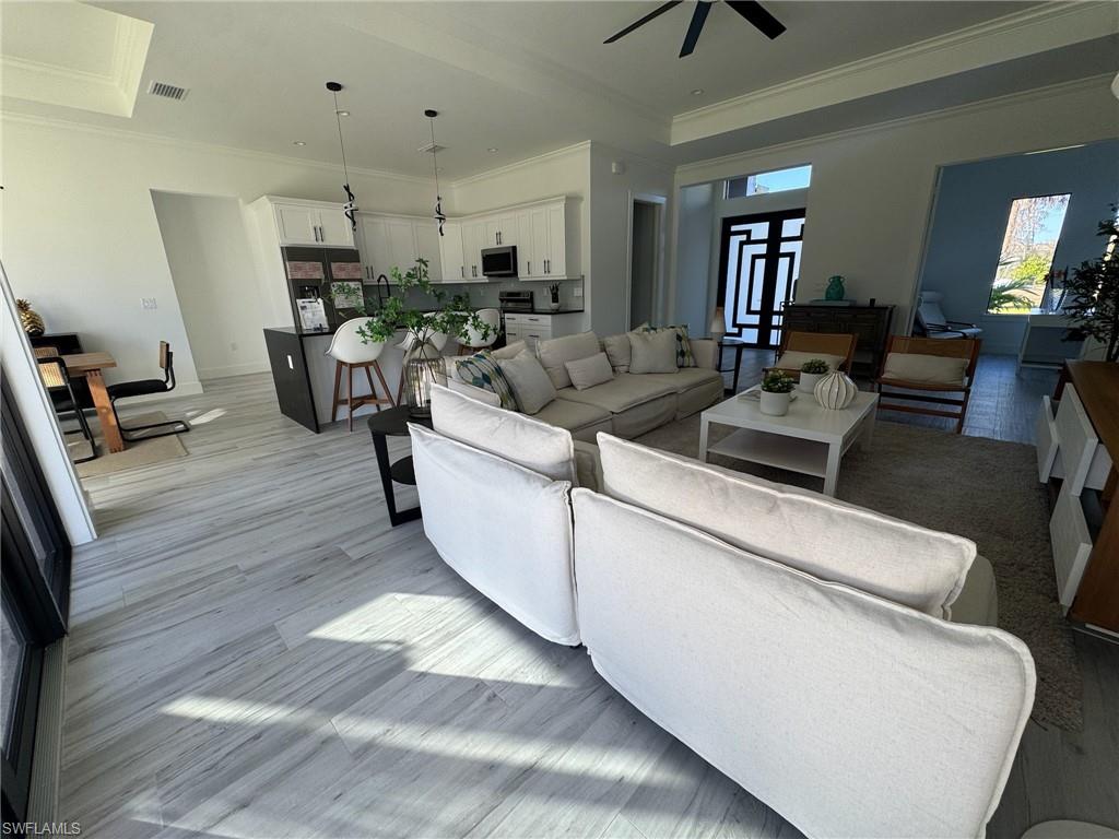 308 Golden Gate Blvd E Property Photo 9