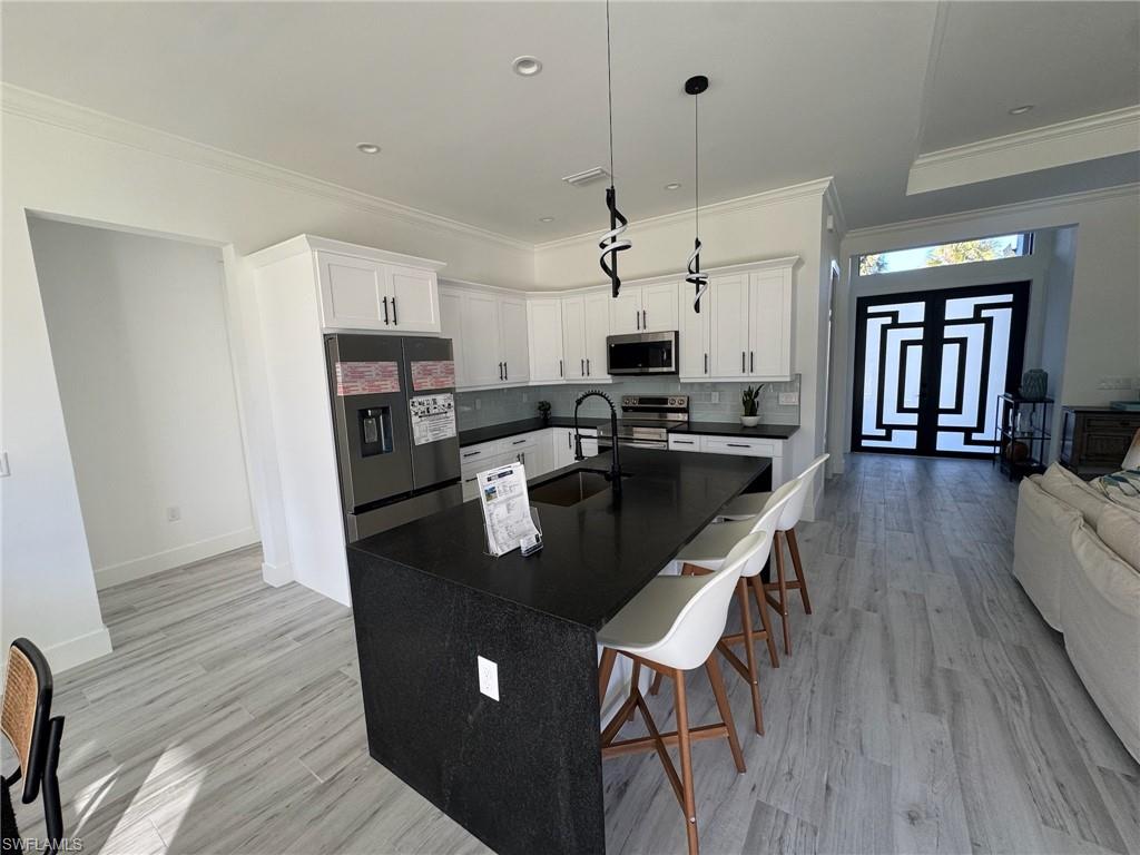 308 Golden Gate Blvd E Property Photo 13
