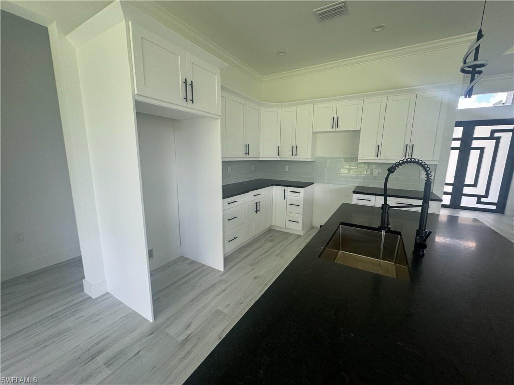 308 Golden Gate Blvd E Property Photo 19