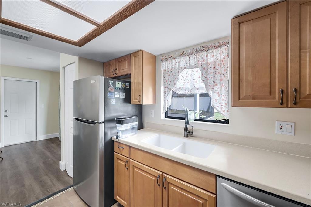 27051 Edgewood St Property Photo 10