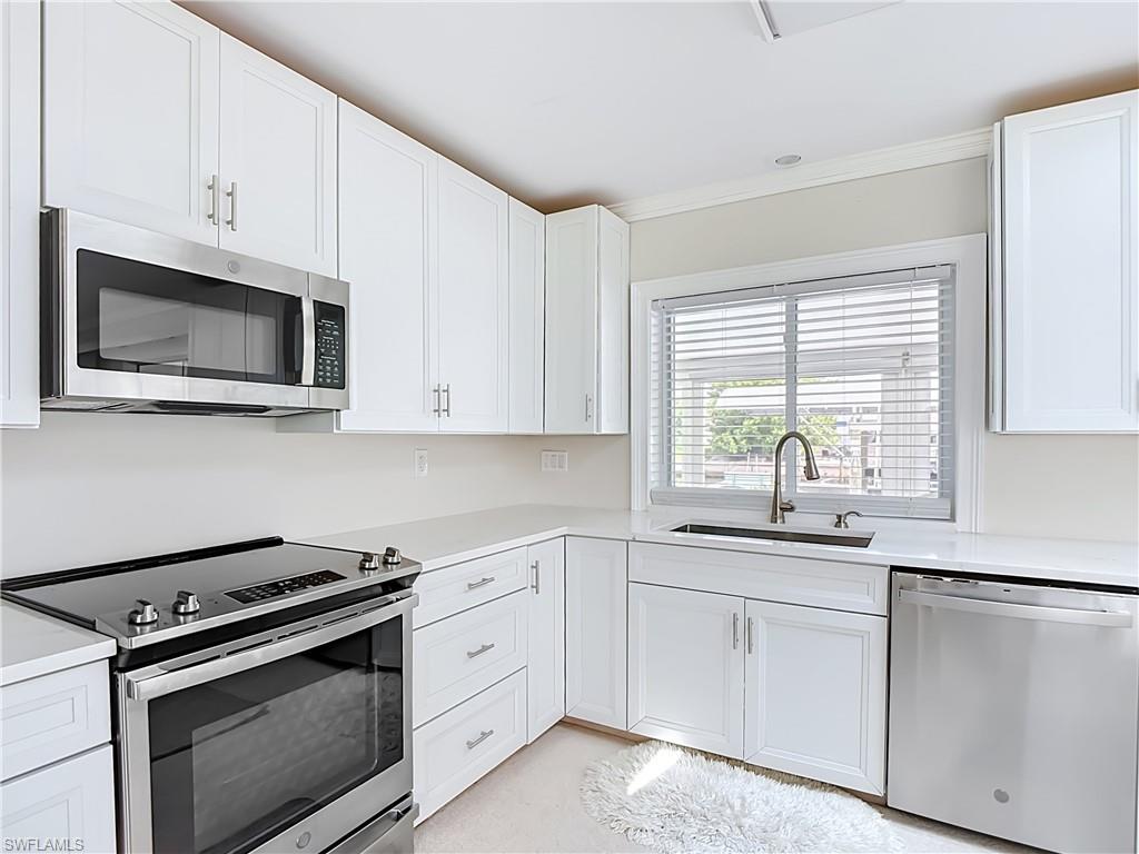 225 3rd St Property Photo 12