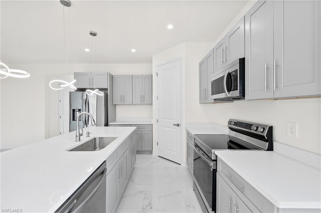 3238 Katherine St Property Photo 6