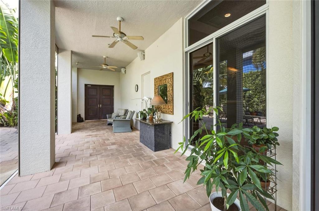 576 96th Ave N Property Photo 4