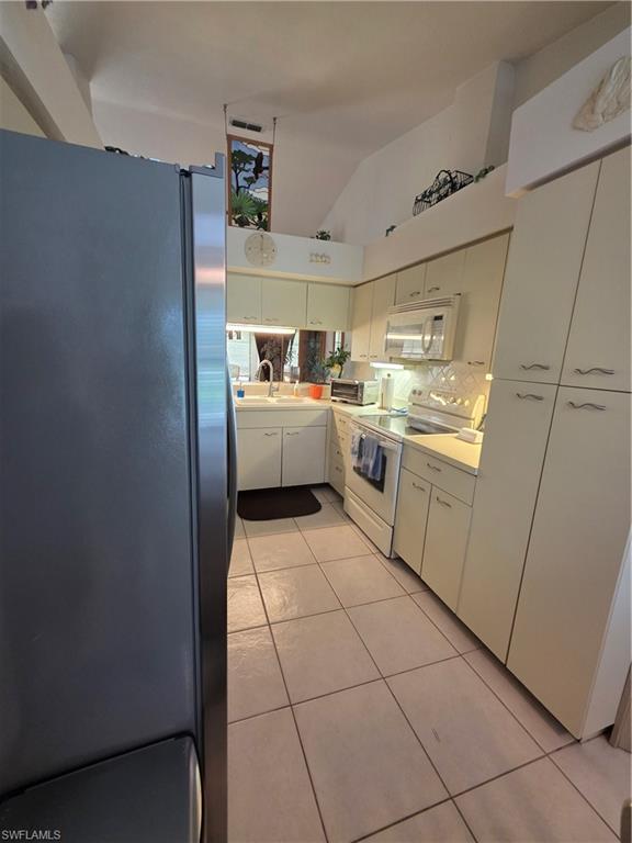 10931 Helm Ct Property Photo 4