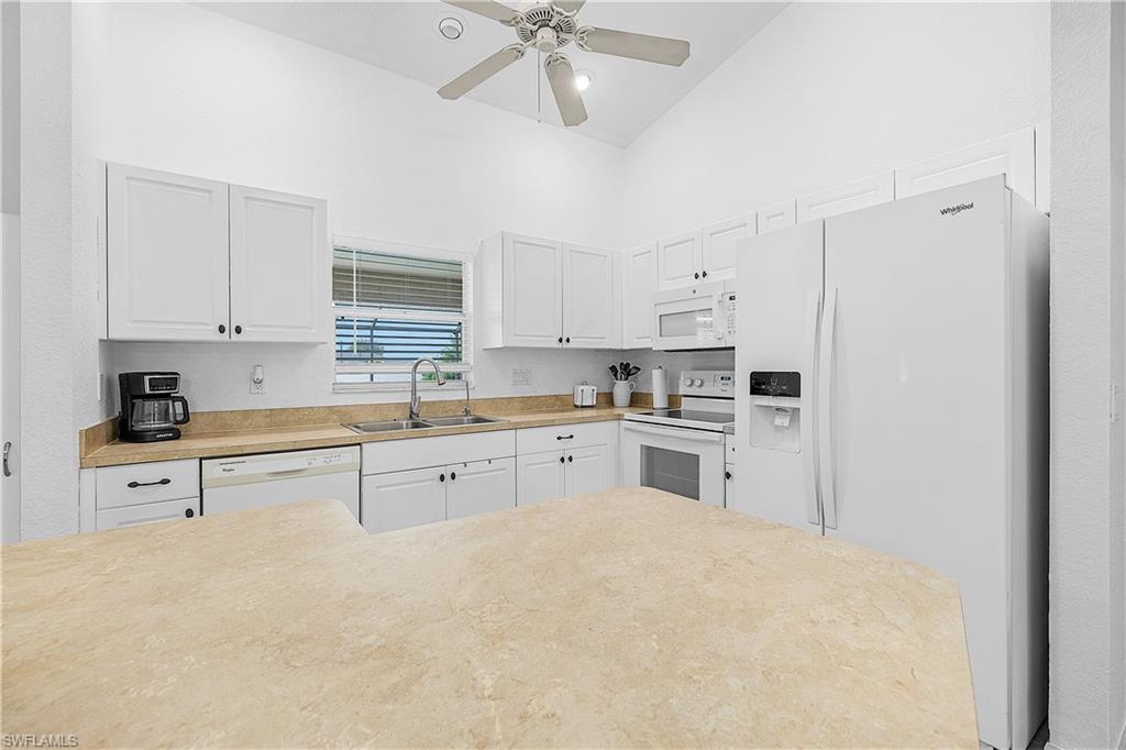 1106 7th Pl Property Photo 3