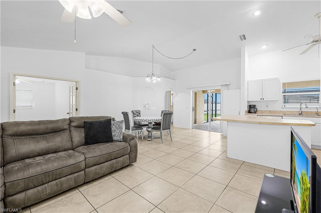 1106 7th Pl Property Photo 6