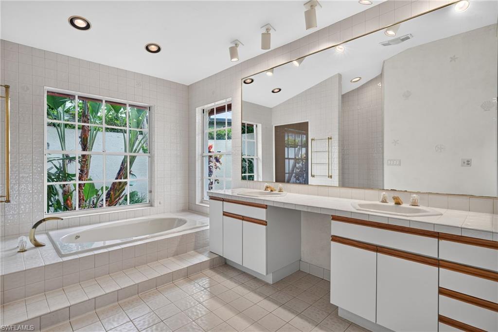 700 Hollybriar Ln Property Photo 21