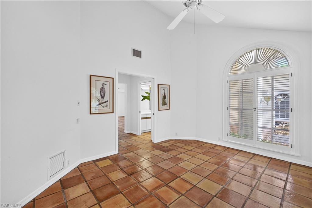 700 Hollybriar Ln Property Photo 25