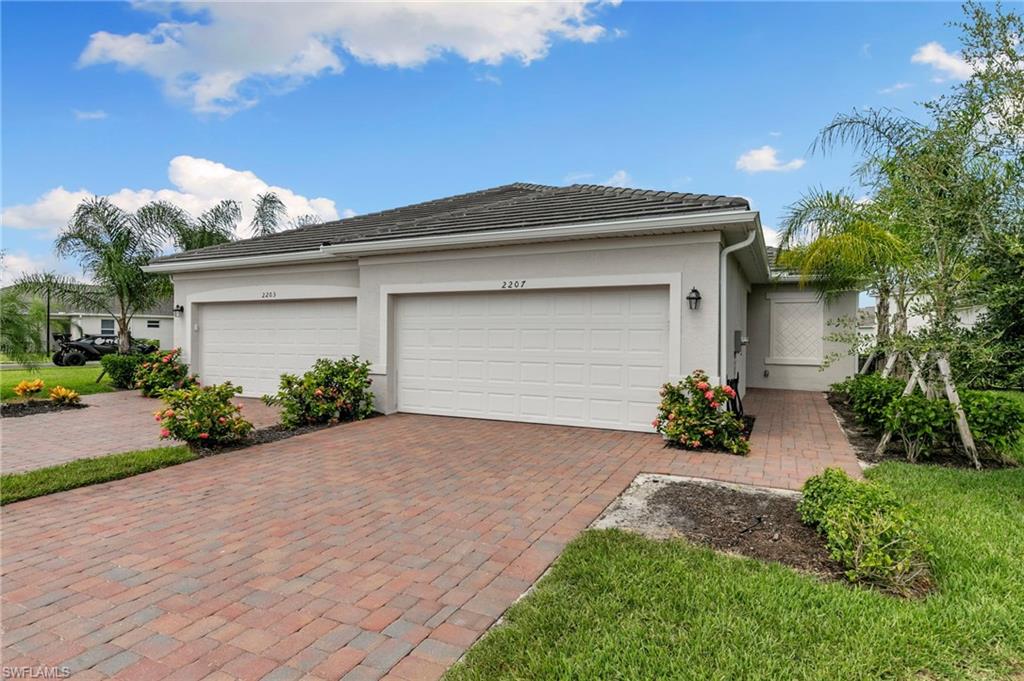 2207 Dragonfruit Way Property Photo 2