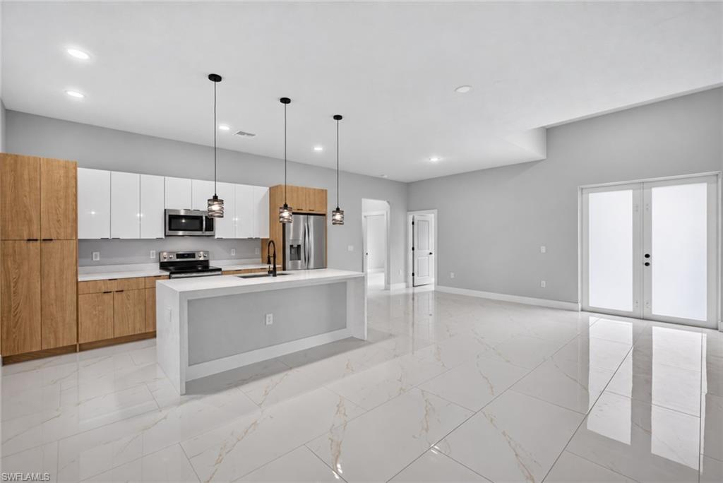 525 Genesee Ave S Property Photo 3