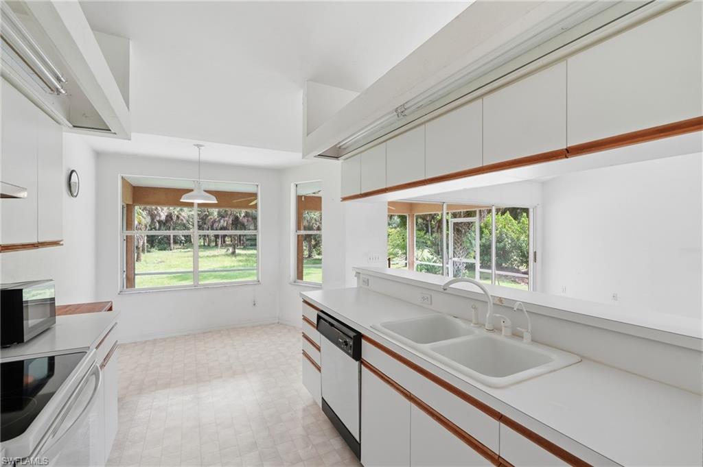 1210 Golden Gate Blvd W Property Photo 10