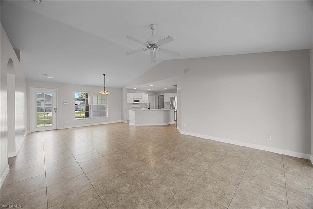 915 10th Ln Property Photo 8