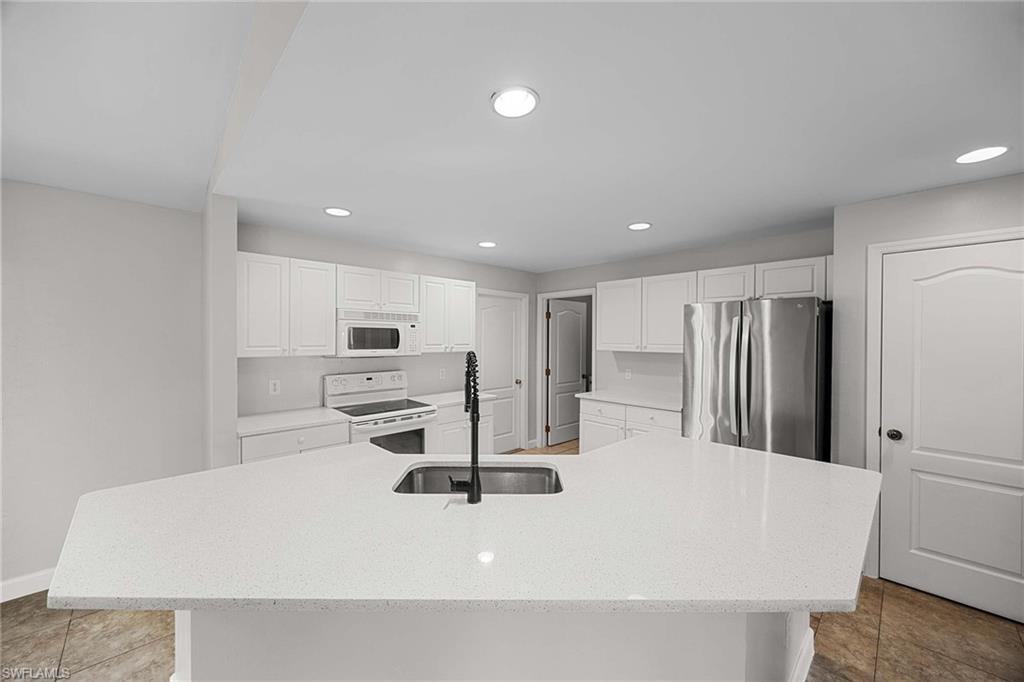 915 10th Ln Property Photo 10