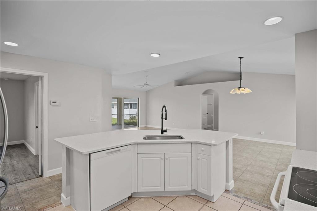 915 10th Ln Property Photo 12