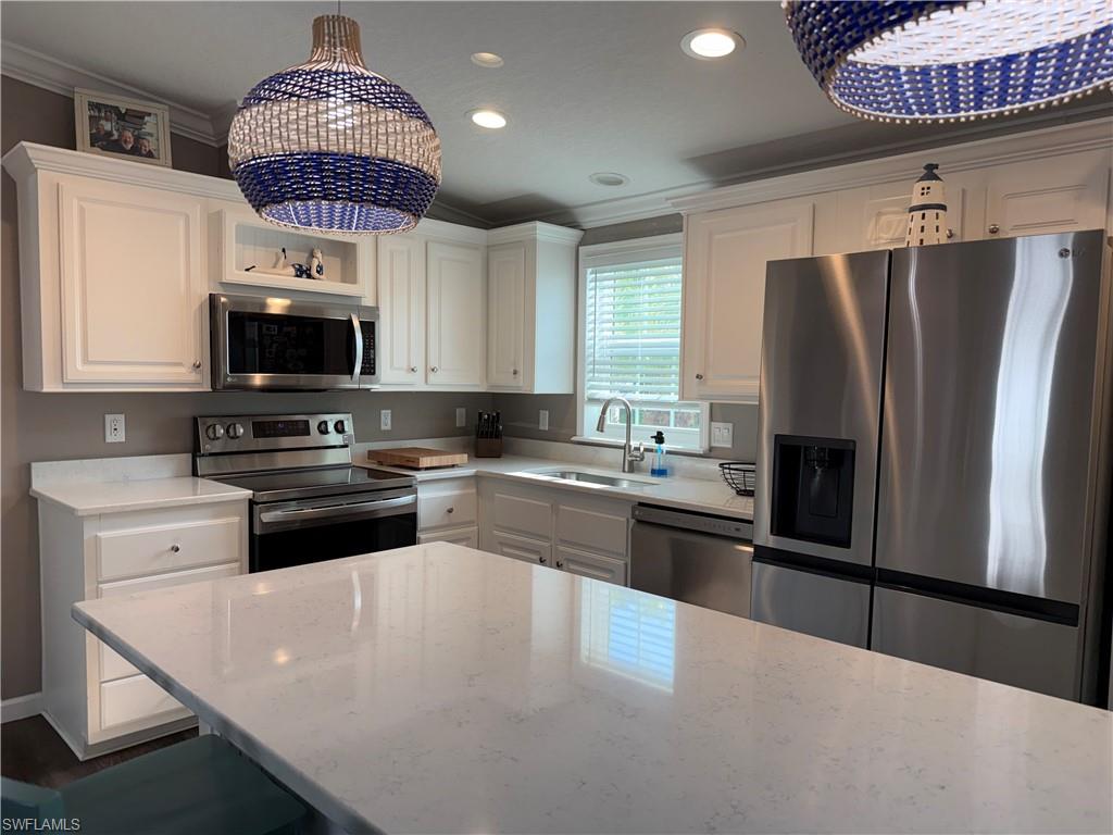 1626 Diamond Lake Cir Property Photo 2