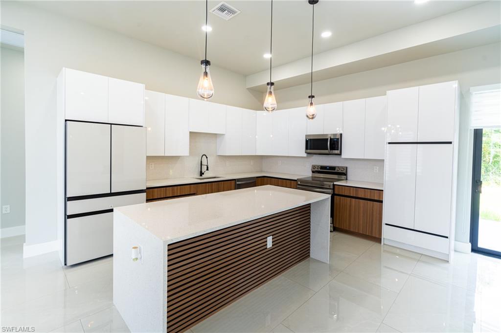 1015 Bagget St E Property Photo 10