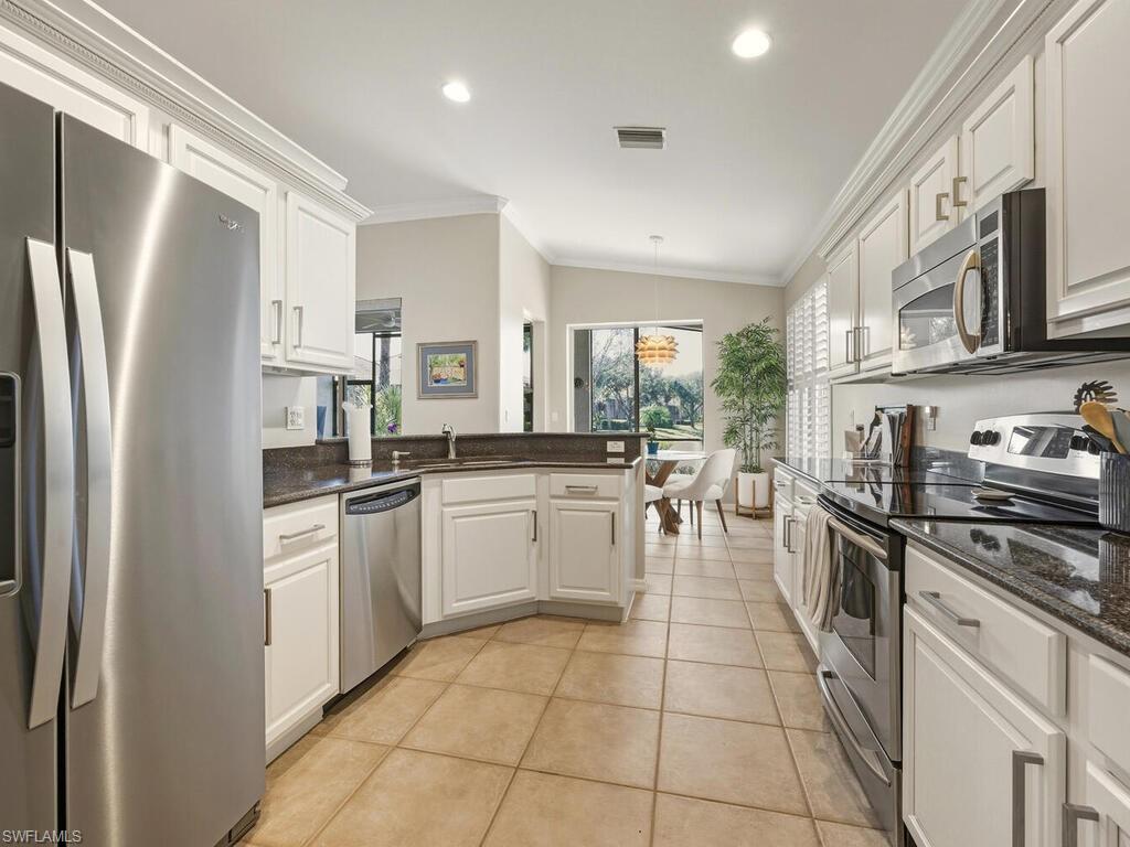 10000 Isola Way Property Photo 4