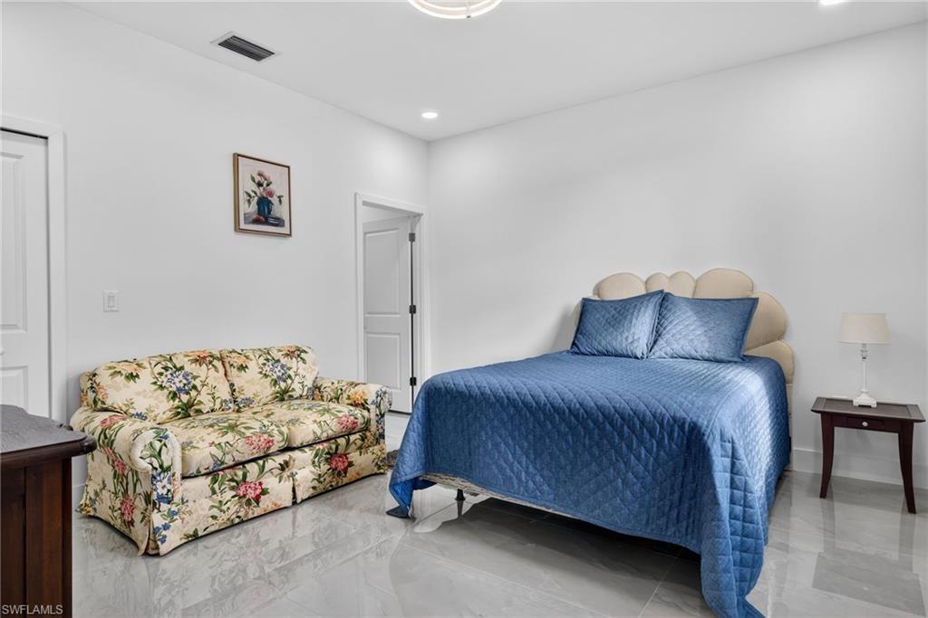 1146 Ecrue St E Property Photo 8