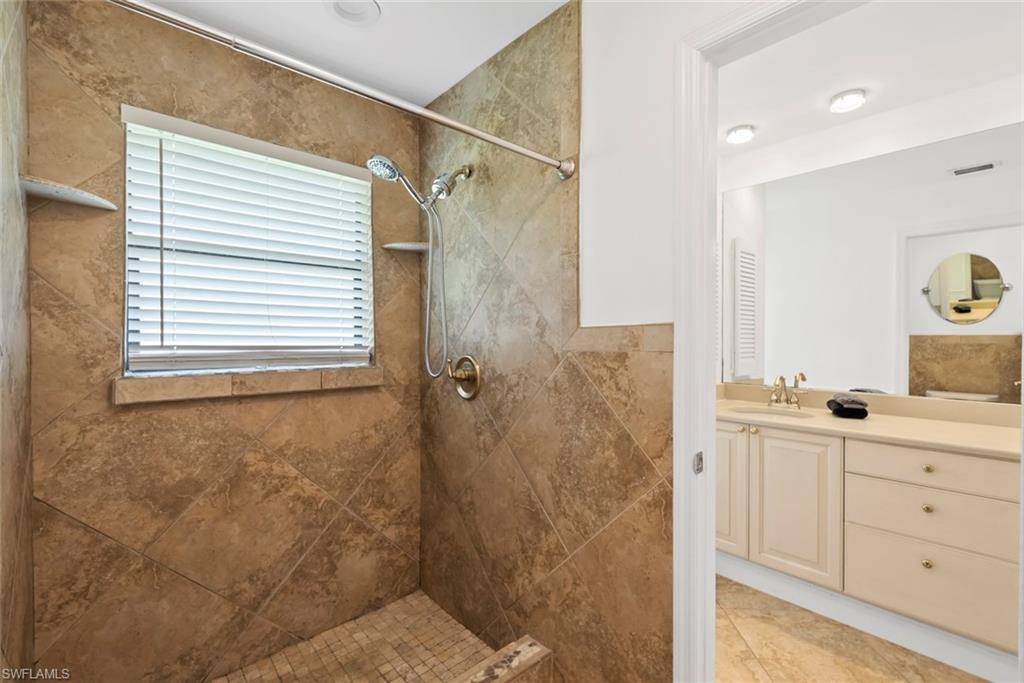 2251 Queens Way E Property Photo 17