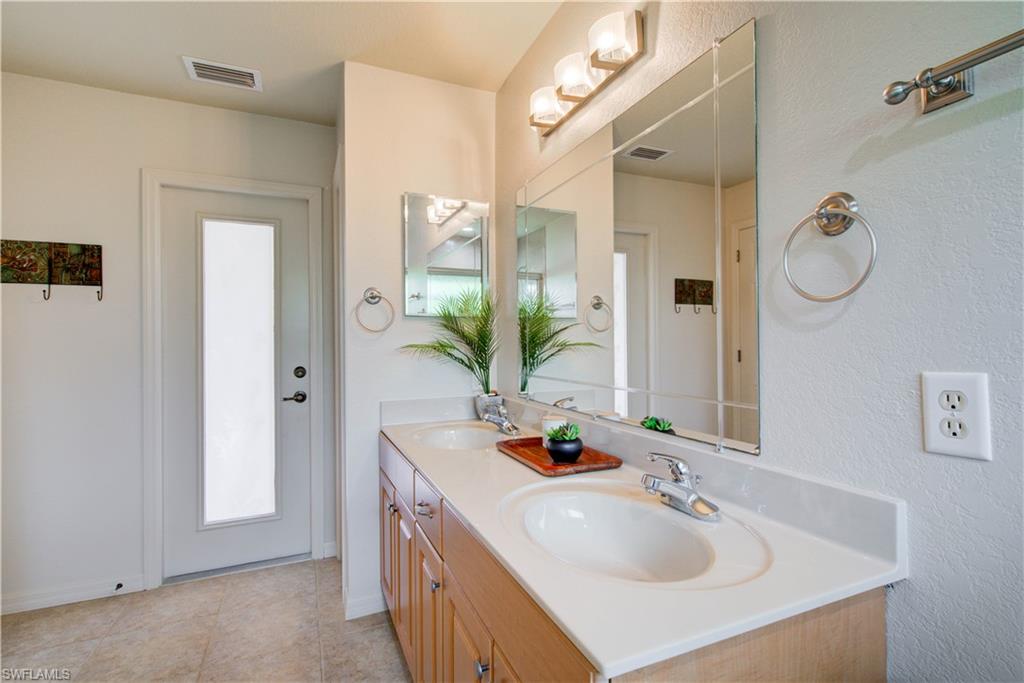 927 28th Ter Property Photo 29