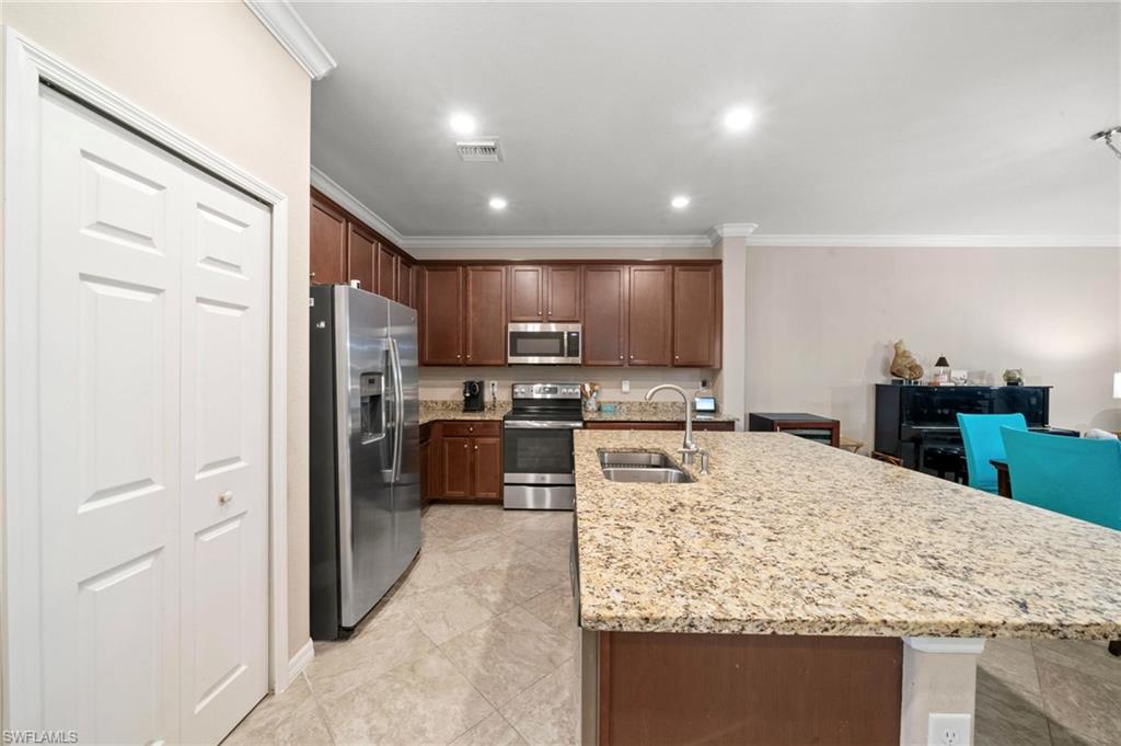 9086 Woodhurst Dr Property Photo 6