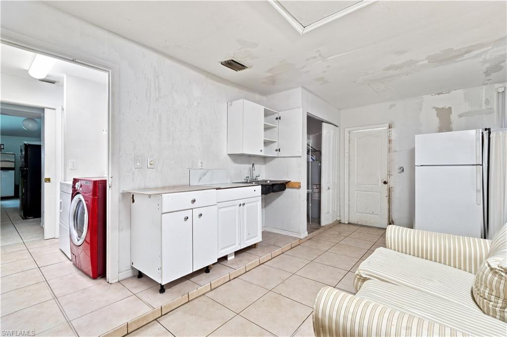 1140 Golden Gate Blvd W Property Photo 26