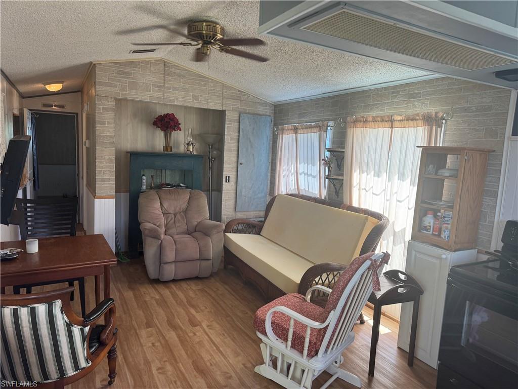 3596 Unique Cir Property Photo 4