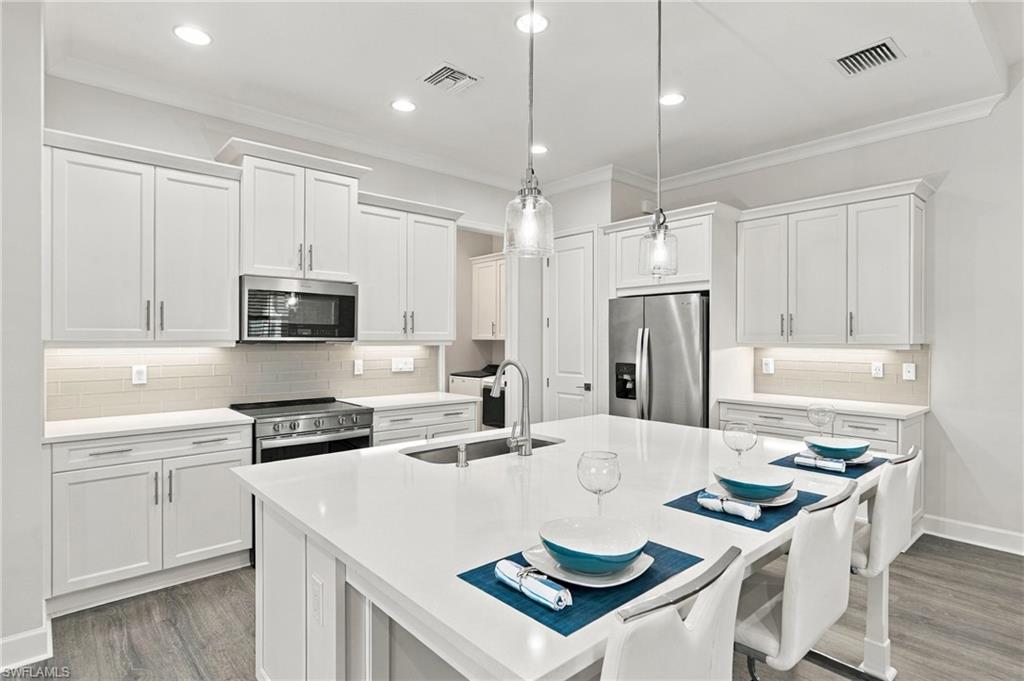 7198 Saona Ct Property Photo 4