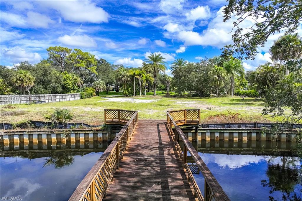 182 Cocohatchee Blvd Property Photo 4