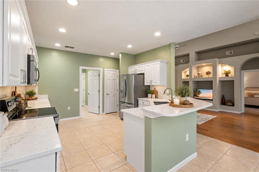 9463 Oak Strand Dr Property Photo 8