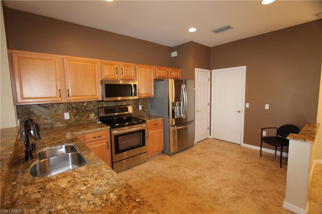 1056 Hampton Cir Property Photo 2