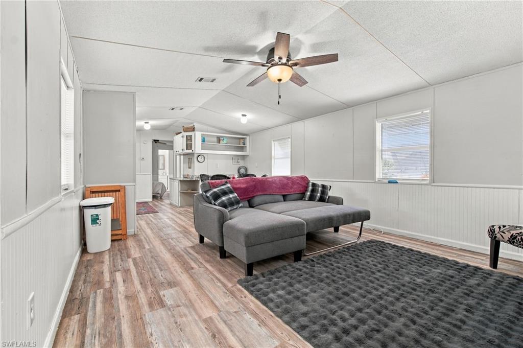 1241 Lopez Ln Property Photo 4