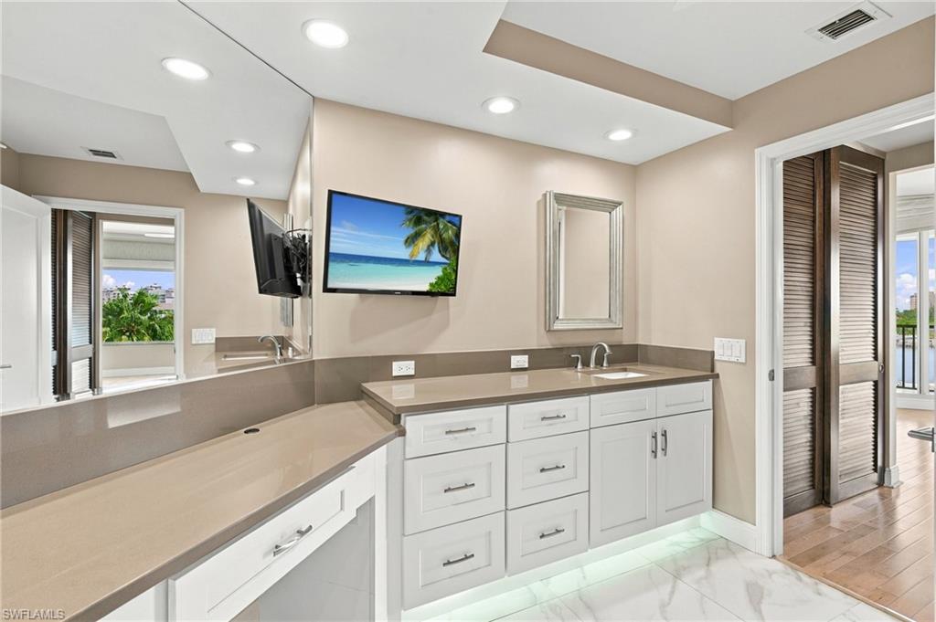 430 Cove Tower Dr 501 Property Photo 15