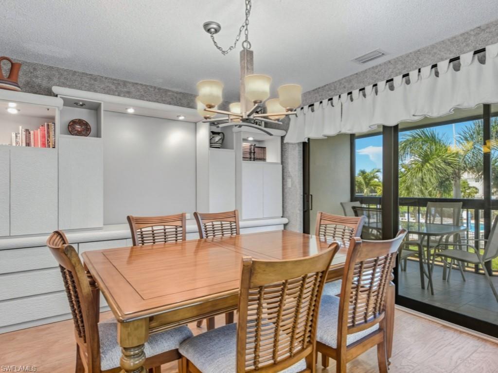 525 Seaview Ct M4 Property Photo 5