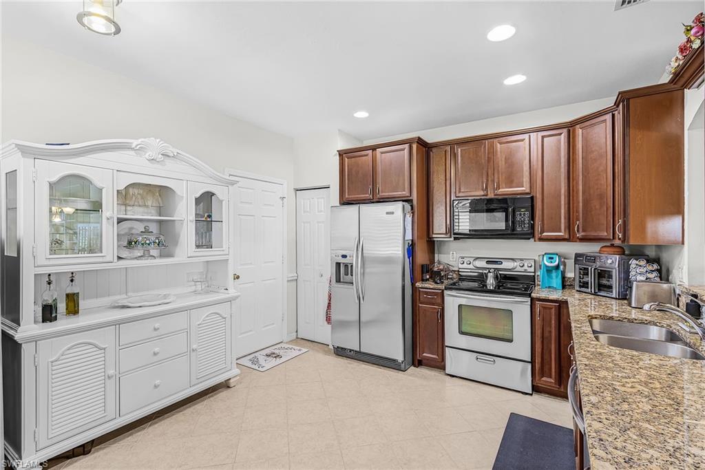 2425 Laurentina Ln Property Photo 4