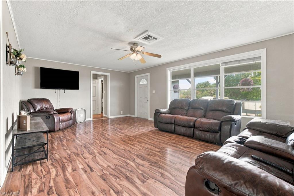 280 Worley St Property Photo 3