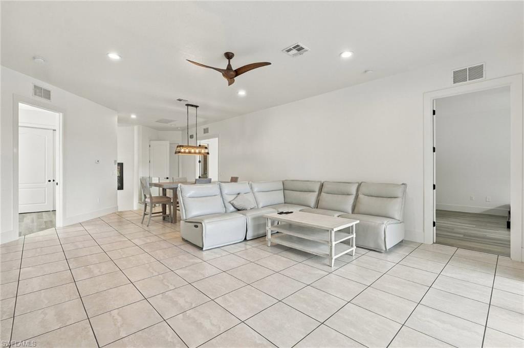 6060 Jonathans Bay Cir 402 Property Photo 2