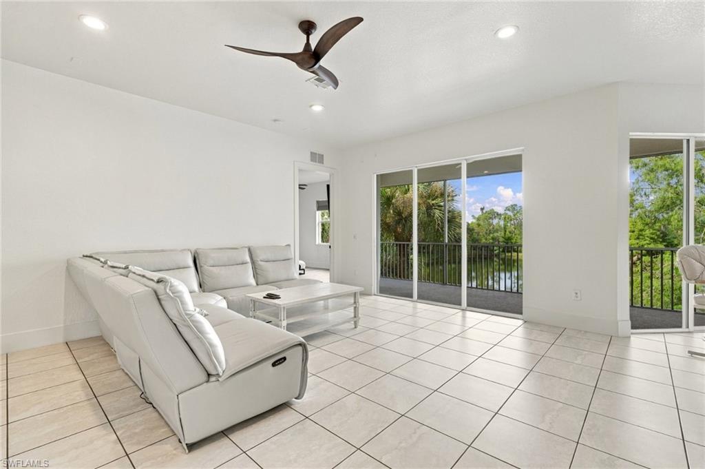 6060 Jonathans Bay Cir 402 Property Photo 3