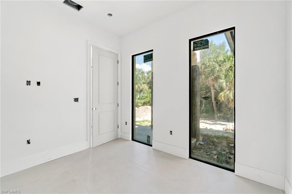 721 Golden Gate Blvd W Property Photo 11
