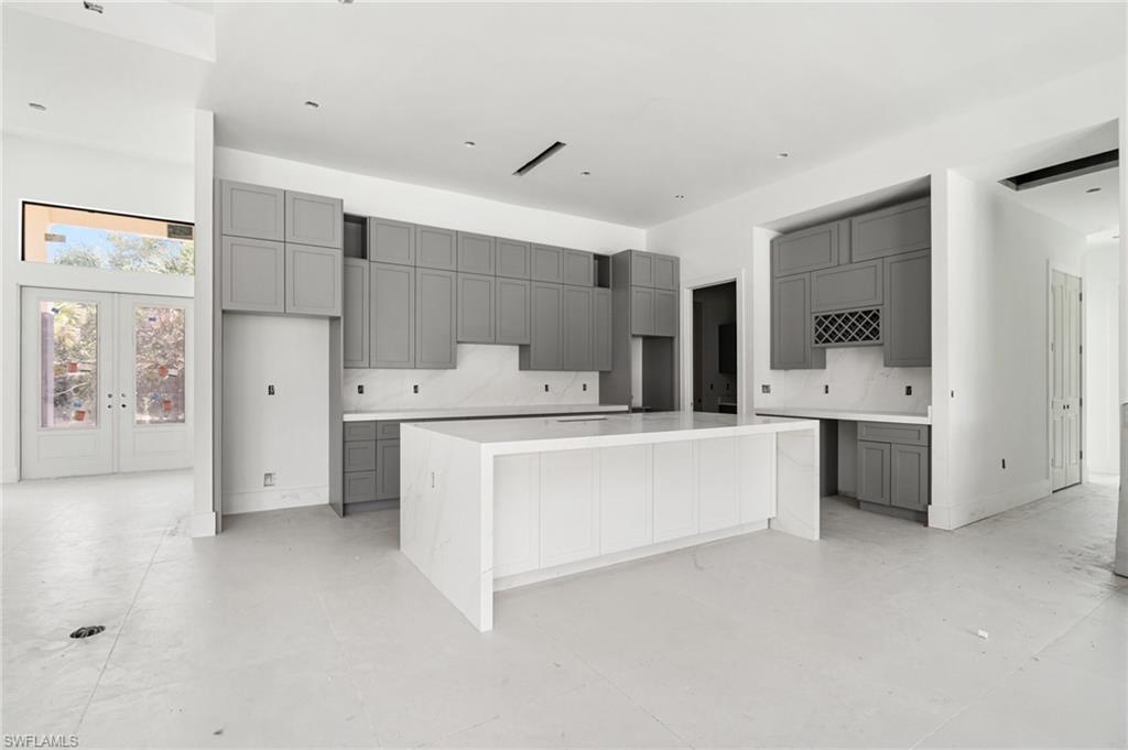 721 Golden Gate Blvd W Property Photo 16