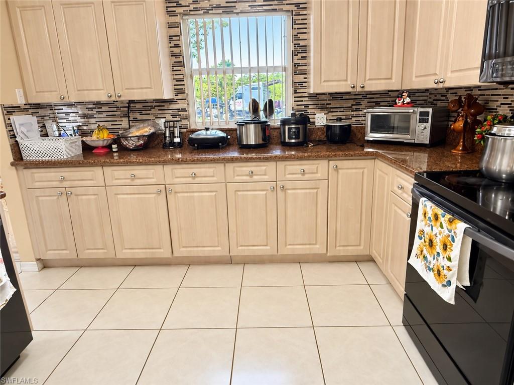 4775 Everglades Blvd N Property Photo 5