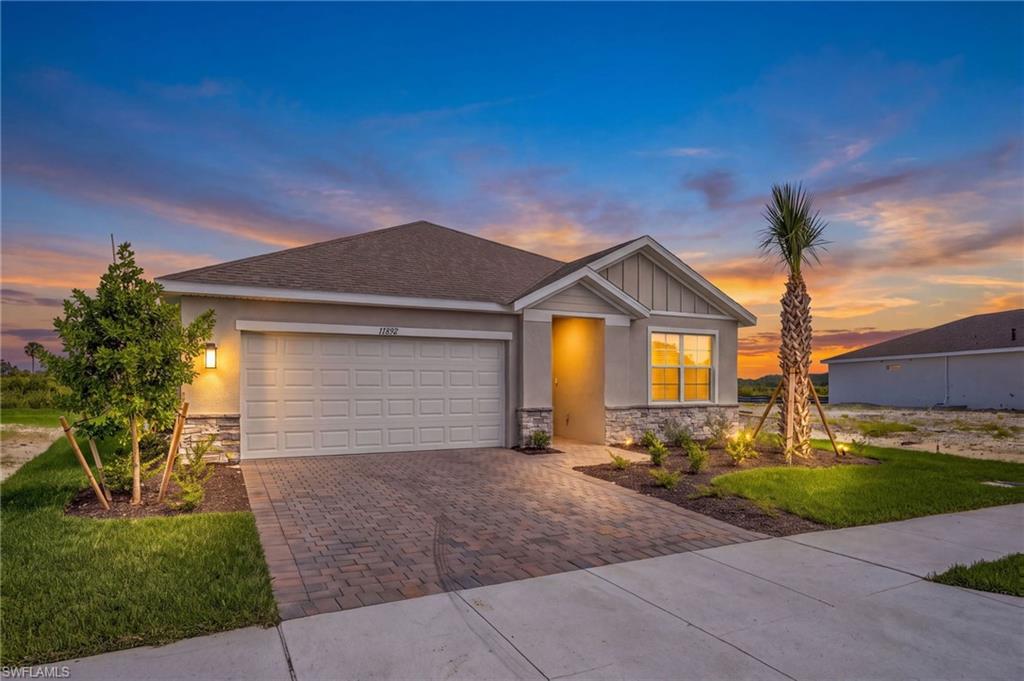 17892 Shade Tree LOOP Property Photo 1