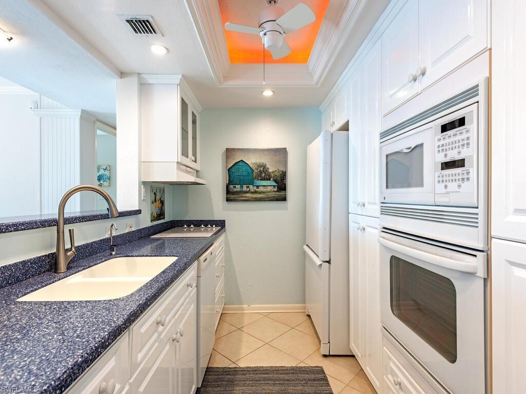 555 Park Shore Dr B411 Property Photo 6