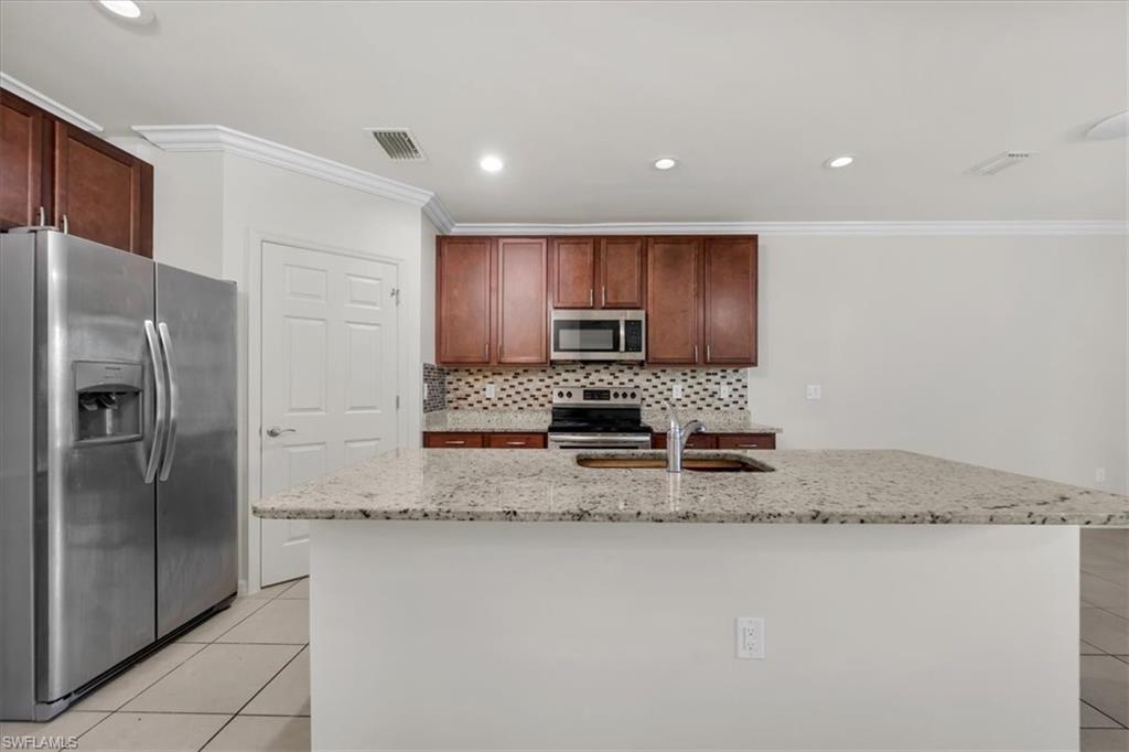 673 Hadley St E Property Photo 9