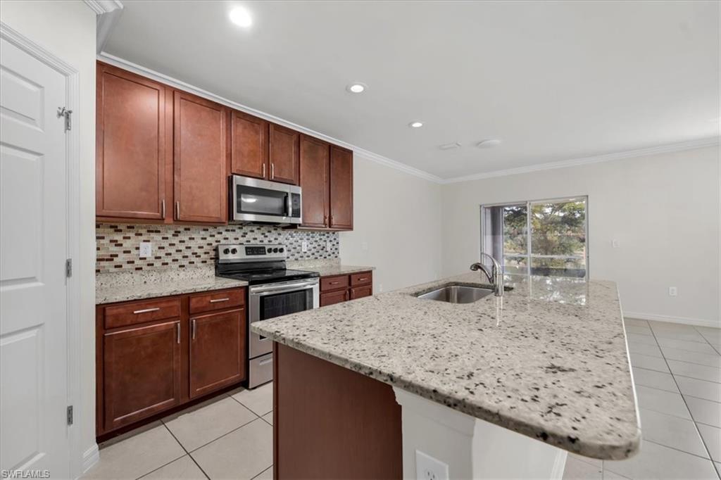 673 Hadley St E Property Photo 12