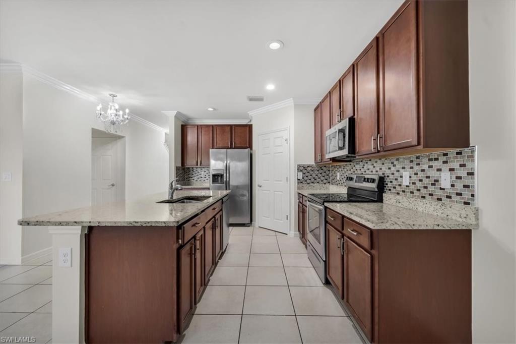 673 Hadley St E Property Photo 14
