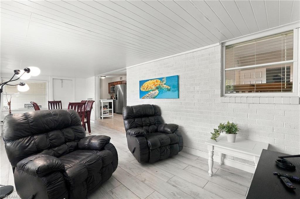 2140 Harbor Ln Property Photo 8