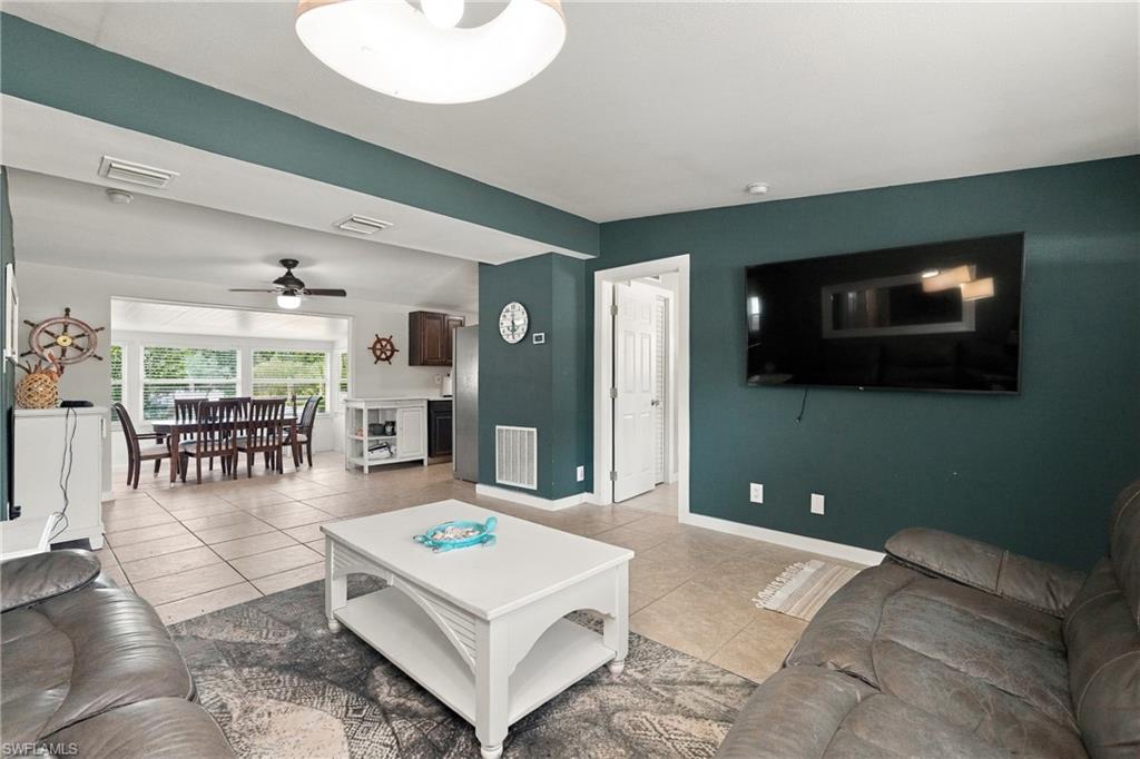 2140 Harbor Ln Property Photo 11