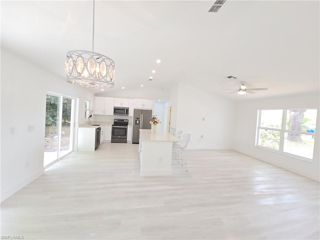 687 Grove Dr Property Photo 4