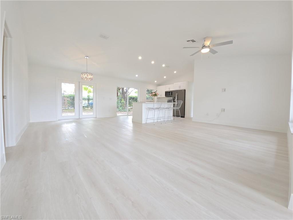 687 Grove Dr Property Photo 5